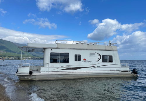 琵琶湖に浮かぶハウスボート