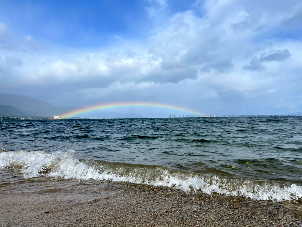 琵琶湖に架かる虹と波