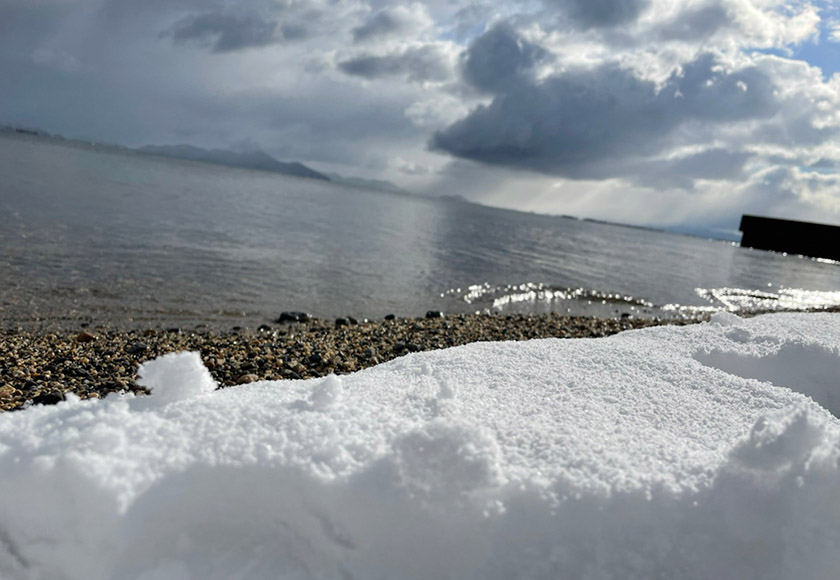 琵琶湖と雪