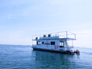 琵琶湖に浮かぶWANI BASE号
