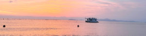 琵琶湖に浮かぶクルーズ船
