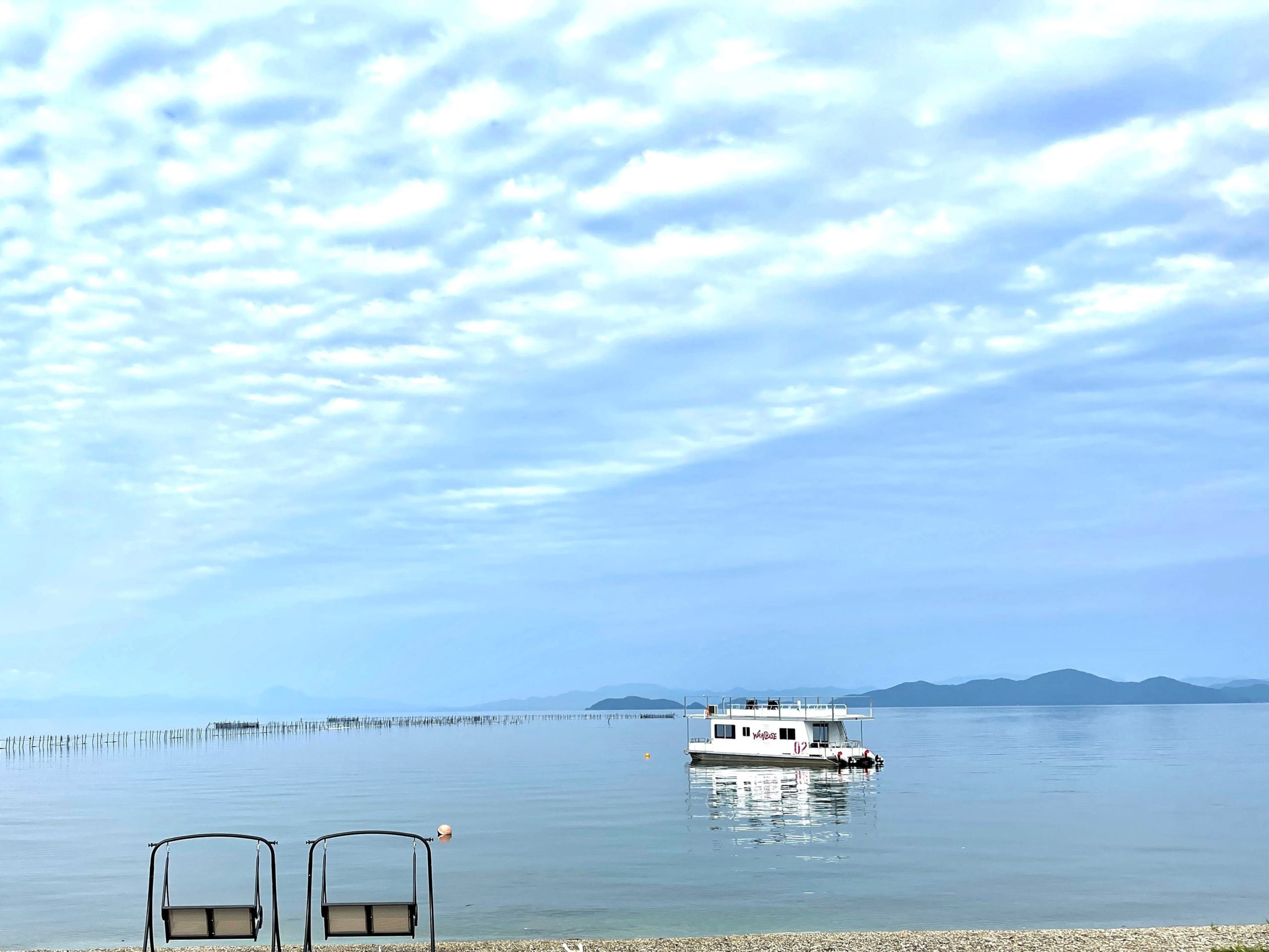 琵琶湖とクルージング船