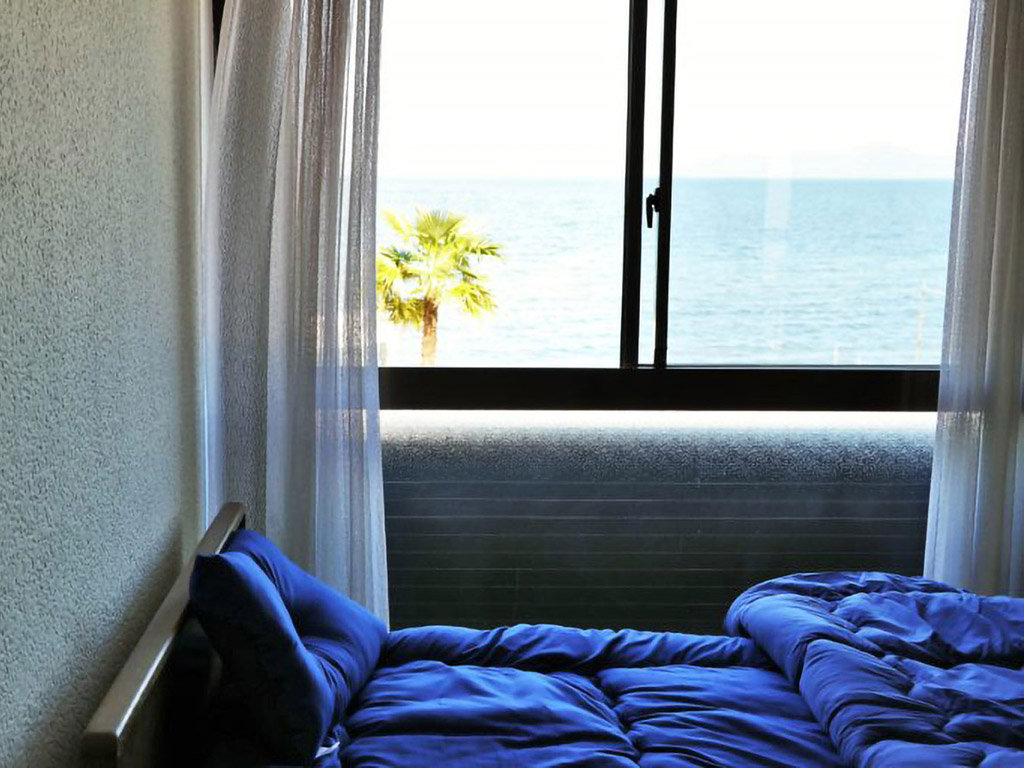 寝室からの琵琶湖景色