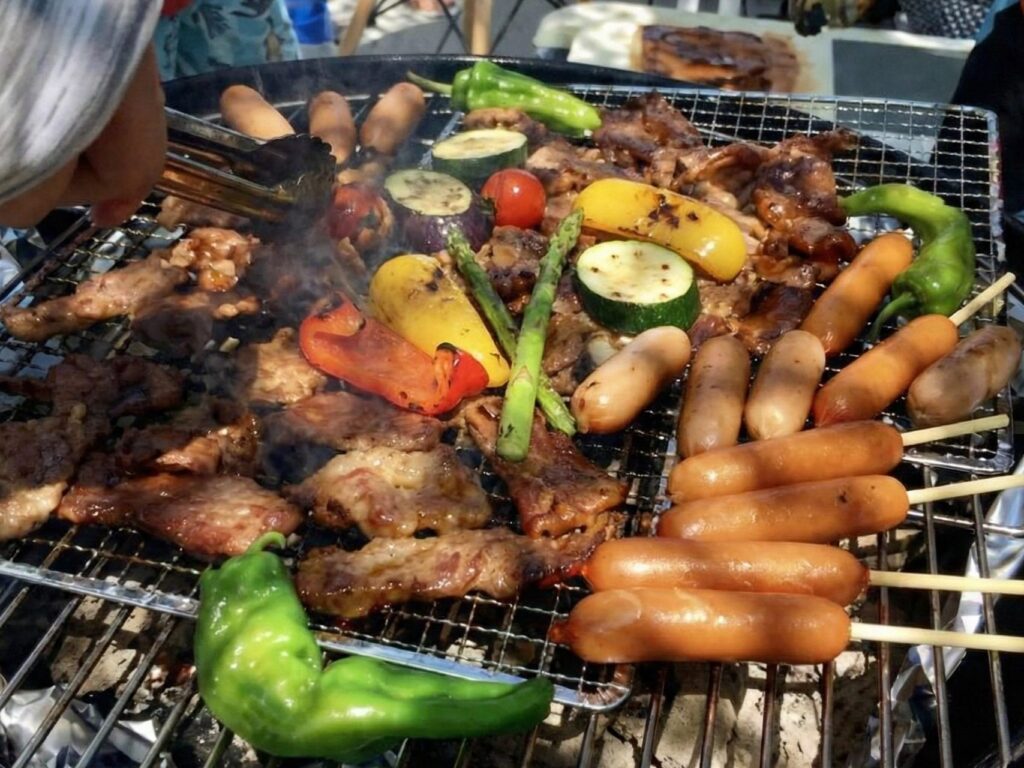 滋賀県大津市・琵琶湖の「スターハウス」のウッドデッキで楽しむ本格BBQ。サウナ後の食事に最適な炭火焼きの肉と野菜