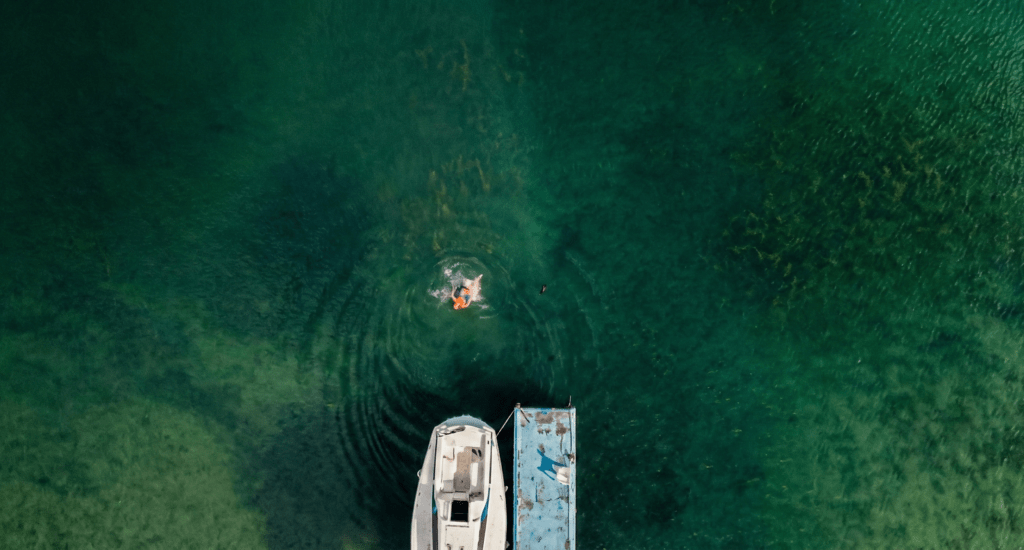 滋賀県琵琶湖・ワニベースの貸切ヨットサウナ。ドローン空撮による天然水風呂（湖へのダイブ）の様子 2. キャプション (Caption)